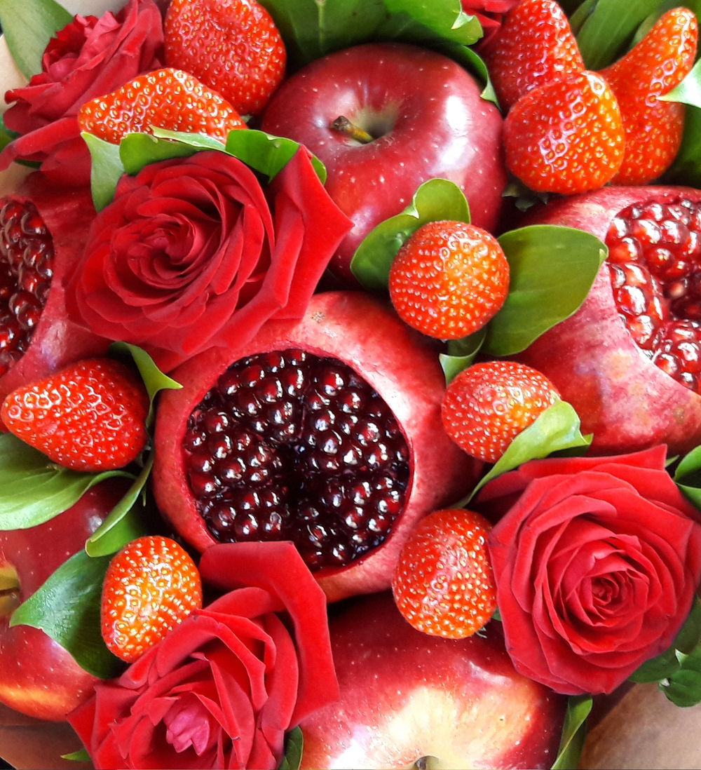 Букет из гранатов, красных роз, яблок и клубники