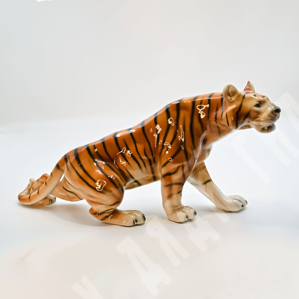 Крадущийся тигр. Фарфор, ручная роспись. Ройял Дукс (Royal Dux), Богемия, Чехословакия. До 1993 г.