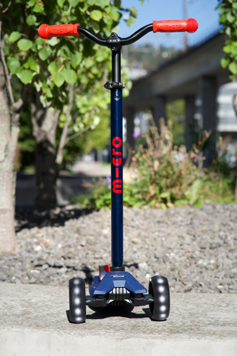 Самокат Maxi Micro Deluxe Pro LED синий/красный