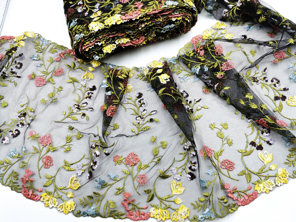 Вышивка на сетке, 24 см,  полевые цветы на черном фоне (Артикул: VS-2027), м