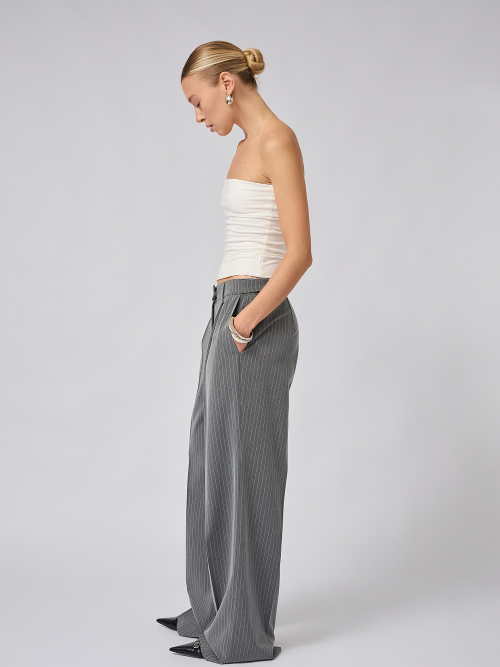 Брюки широкие с защипами в полоску