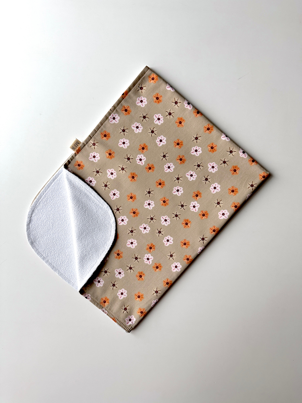 Непромокаемая пеленка "Цветочки на бежевом"