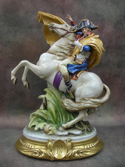 Статуэтка. Фарфор. Солдат. Наполеон при переходе через Сен-Бернар. Capodimonte. Италия