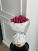 Букет из 35-ти малиново-белых тюльпанов - нет в наличии