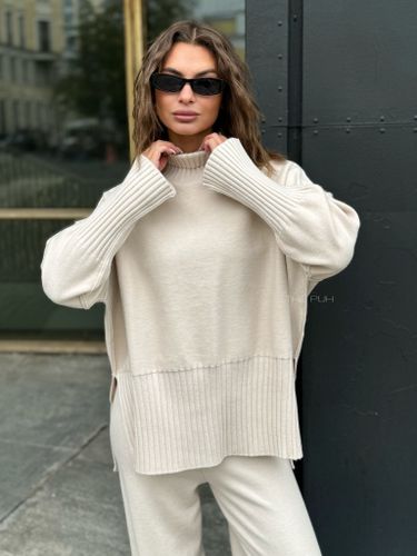 Бежевый трикотажный костюм с широкими резинками