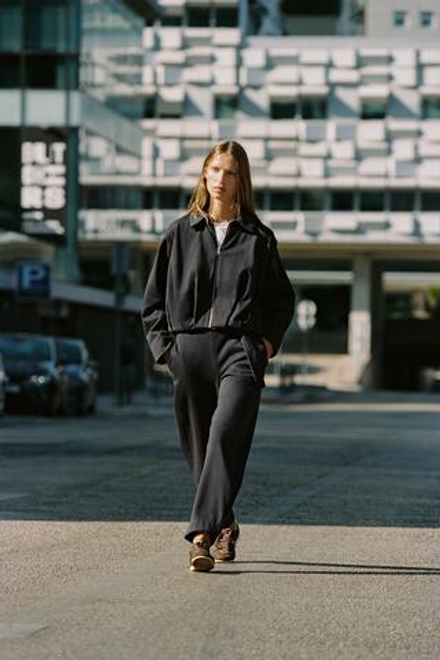 ZARA БОМБЕР ИЗ МЯГКОЙ ТКАНИ СО СКЛАДКАМИ, УГОЛЬНЫЙ
