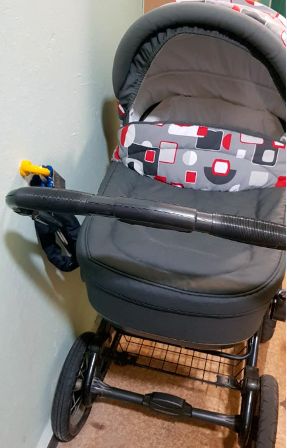 Комплект для безопасного хранения детской коляски в подъезде.