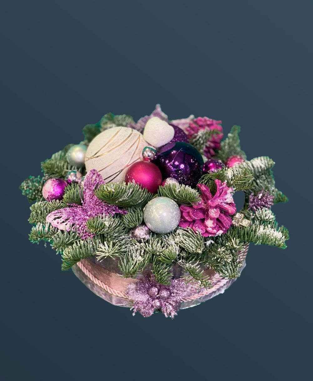 Композиция с розовыми украшениями