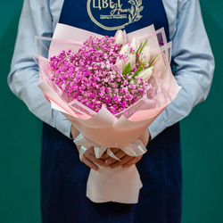 Букет с гипсофилой и тюльпанами в розовом оформлении