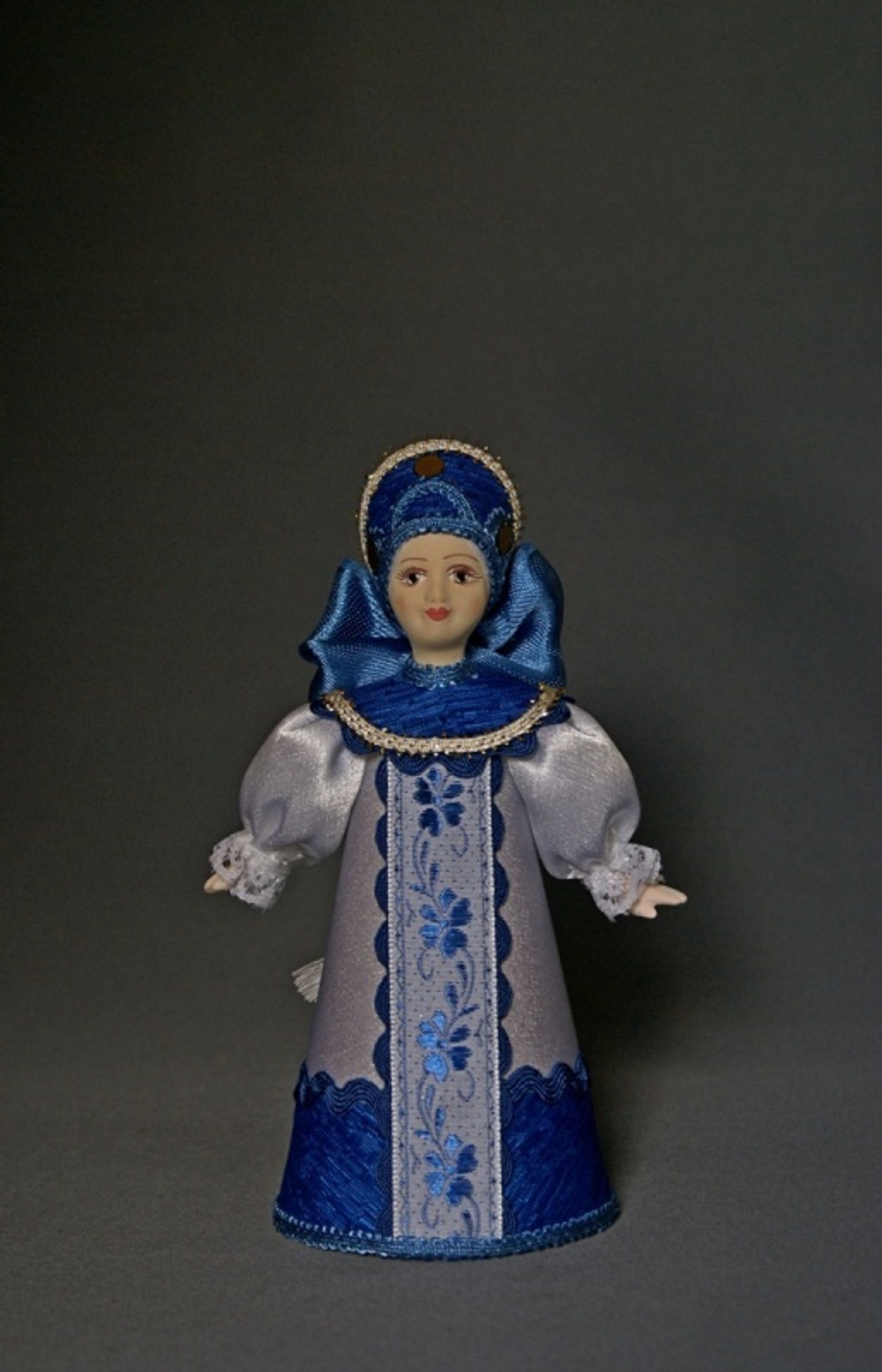 Кукла коллекционная "Девушка в костюме по Гжельским мотивам".