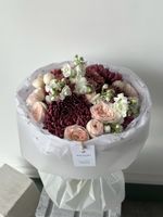 Букет из хризантемы бигуди, маттиолы, гортензии и кустовых пионовидных роз