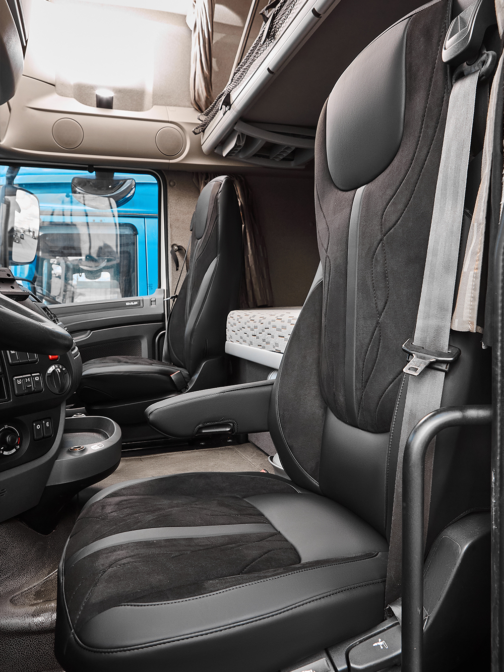 Чехлы Люкс DAF XF 106 (экокожа, черный цвет, черная вставка)