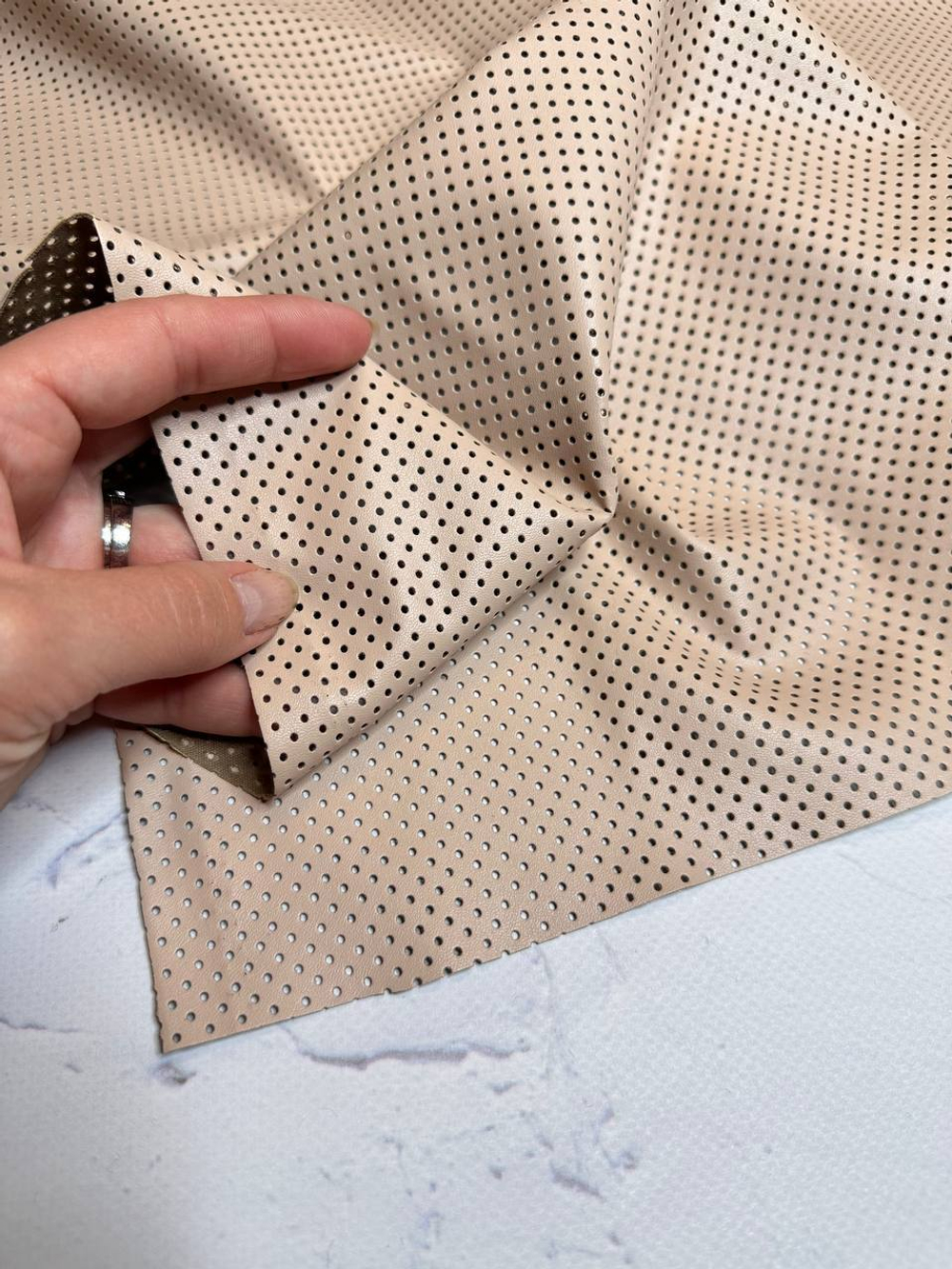 Перфорированная эко-кожа (100%полиуретан/основа полиэстер, Пудровый ренессанс, 145, 210 гр/м2)