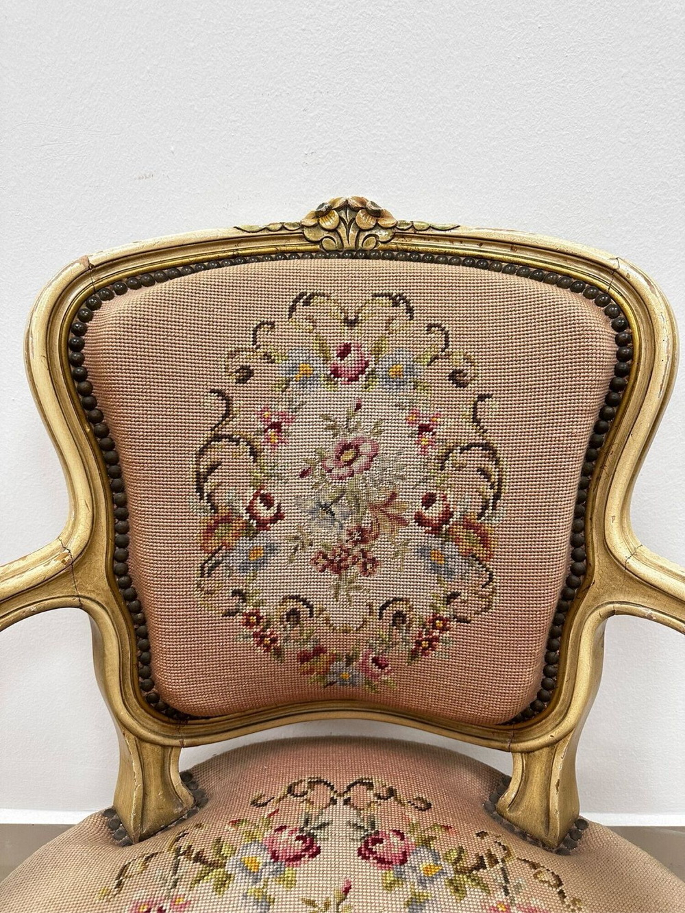 Старинное кресло с гобеленовой обивкой