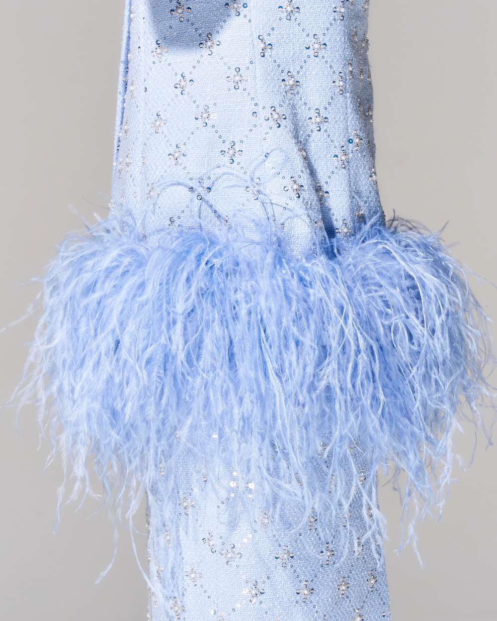 Жилет из премиального твида с отделкой перьями