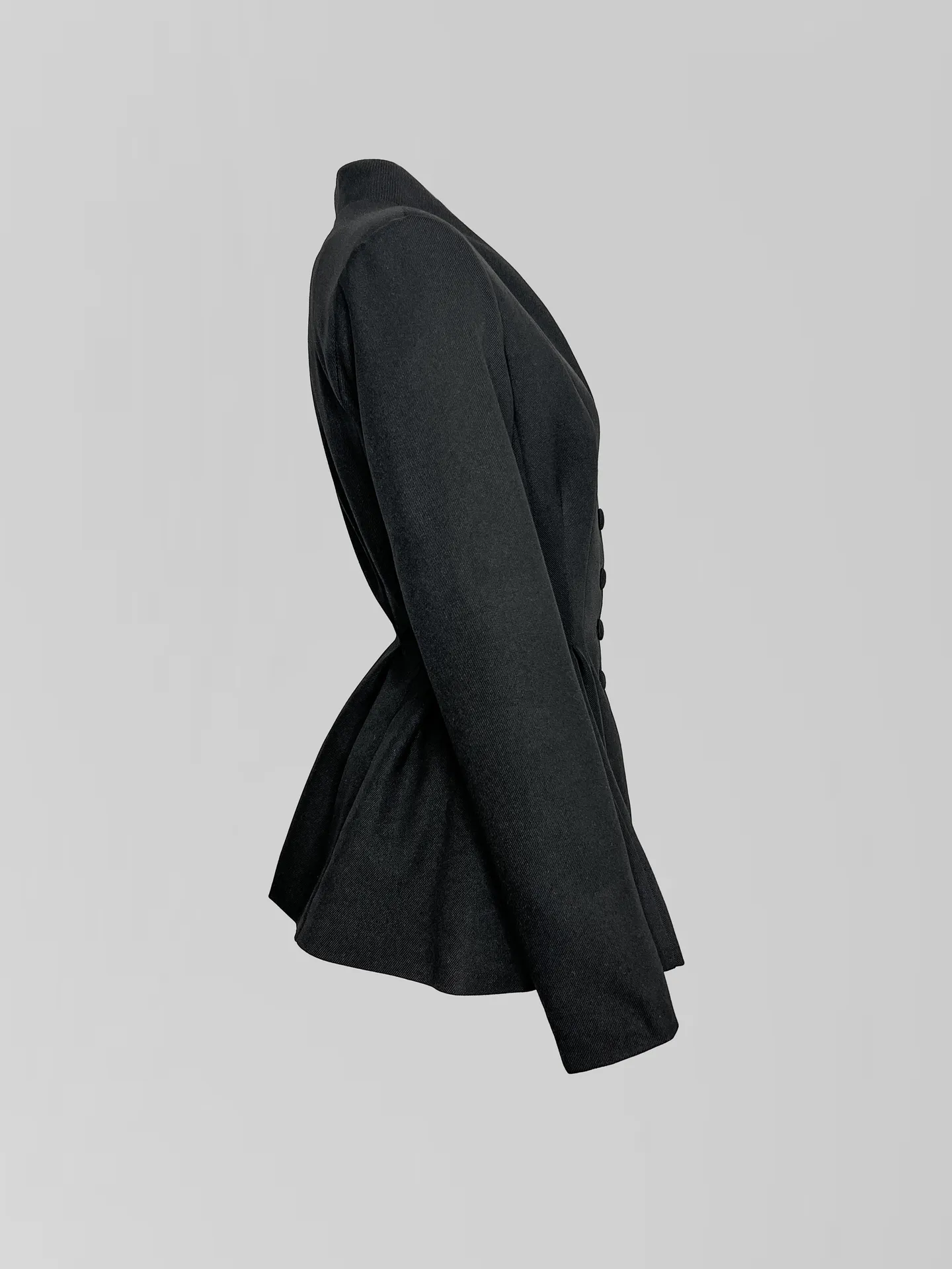 Пиджак Ifer Collection однотонный приталенный с розой на груди