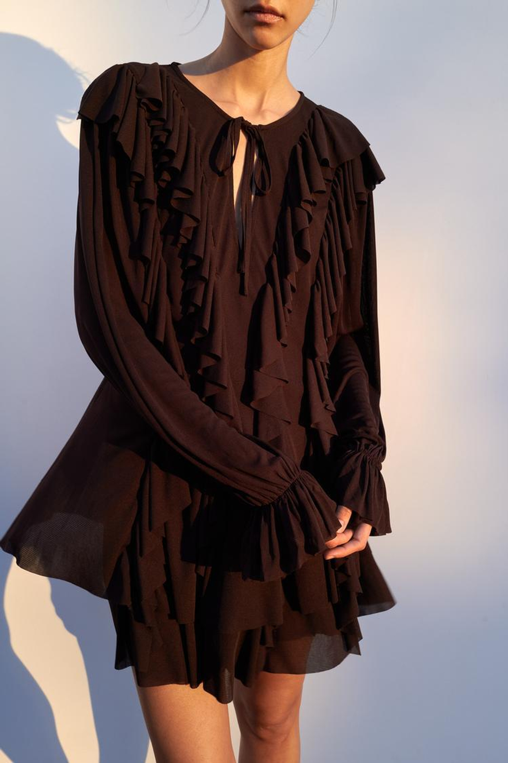 ZARA КОРОТКОЕ ПЛАТЬЕ С ВОЛАНАМИ, ШОКОЛАДНЫЙ