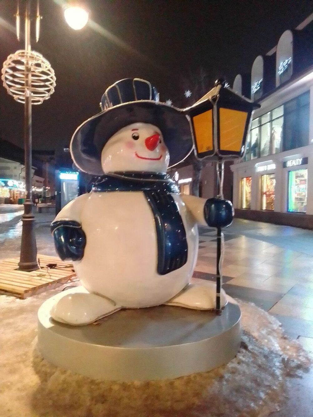 Уличная фигура "Снеговик с фонарем"