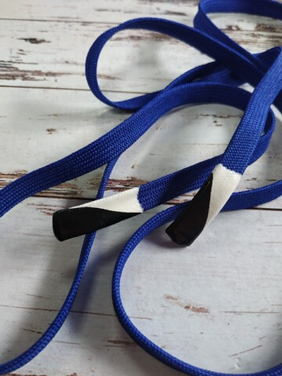 Плоский шнурок 1 см СИНИЙ с силиконовым наконечником