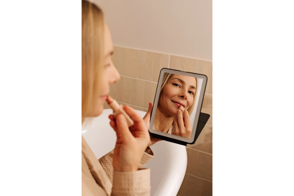 Зеркало косметическое CleverCare в форме планшета с LED подсветкой "монохром", цвет черный