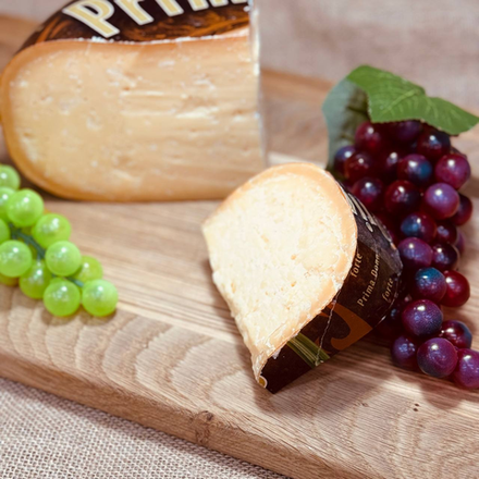Сыр твердый Примадонна черный, 24 месяца 32% Голландия