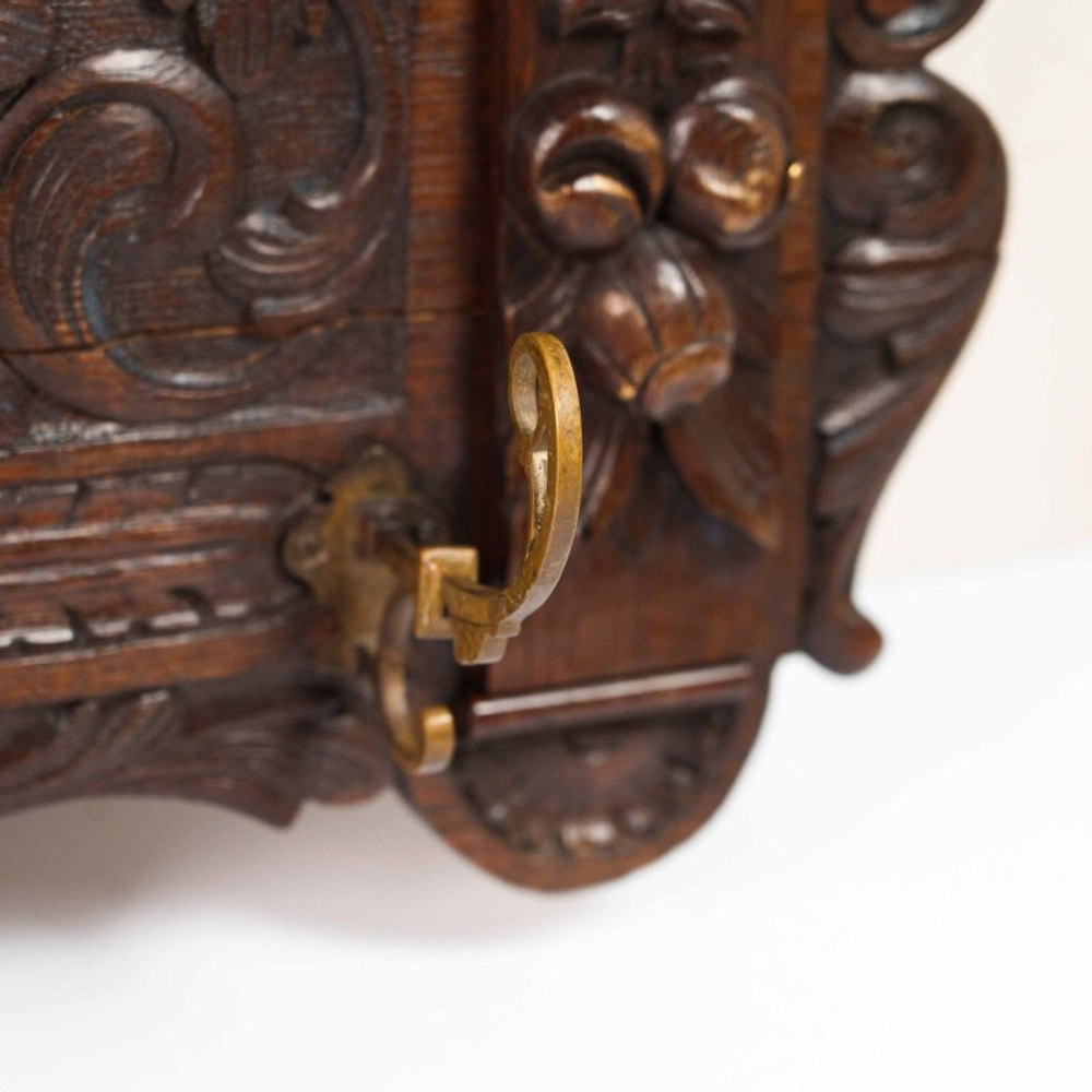 Антикварная настенная вешалка в классическом стиле