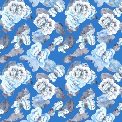 Абстрактные акварельные бабочки на ярко-синем фоне