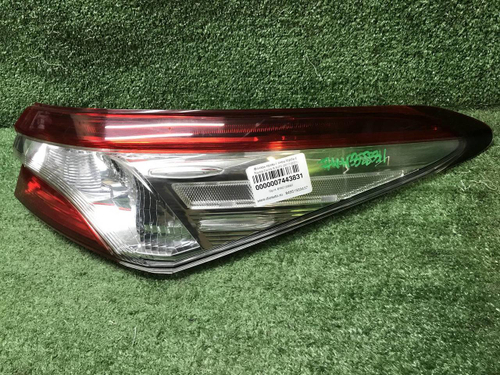 Фонарь правый внеш Toyota Camry xv70 17-нв галоген