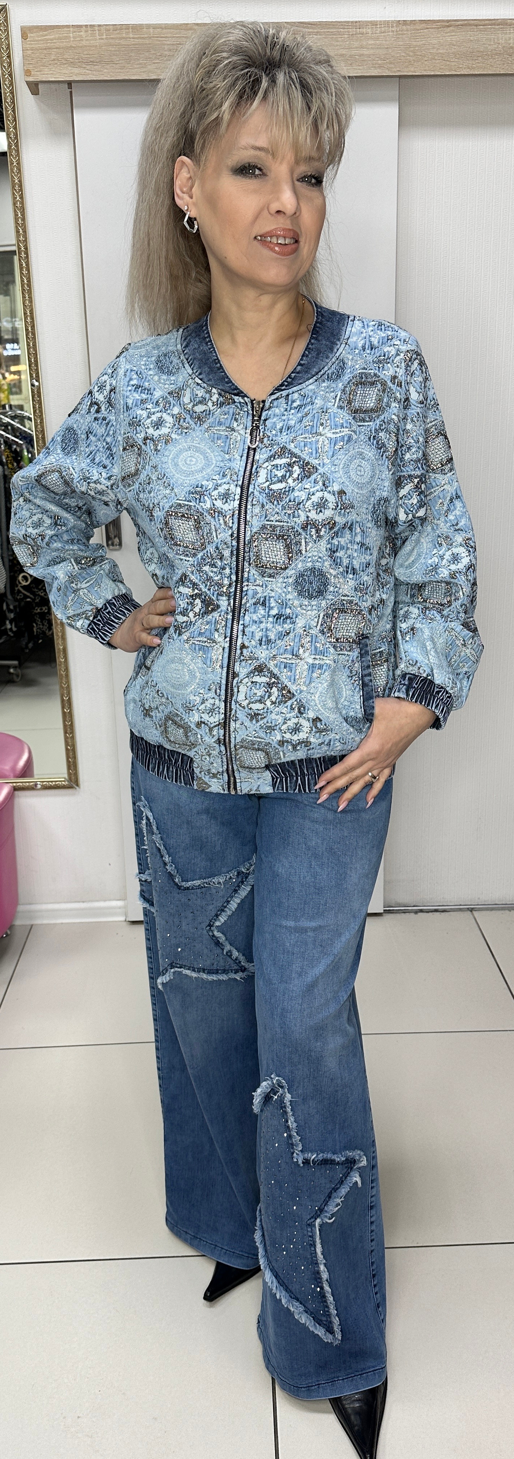 Джинсовый жакет-бомбер с блестящей отделкой