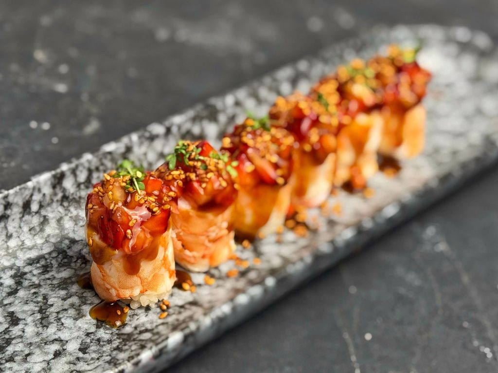 Ролл с креветкой и тартаром из клубники