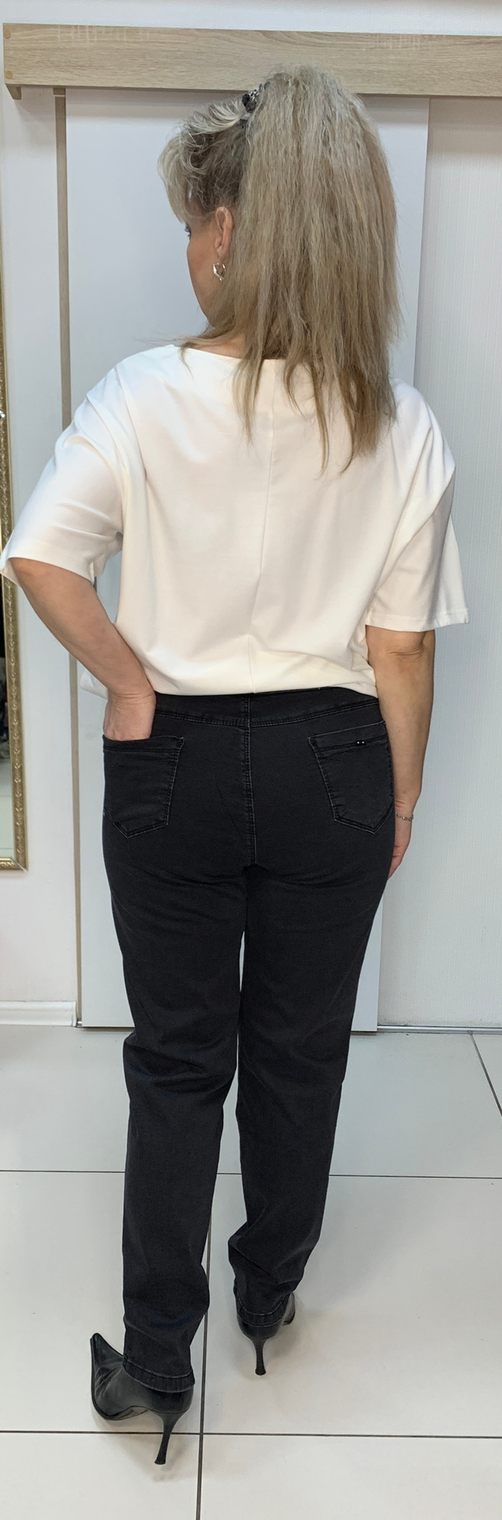 Темно-серые джинсы cо стразами по лицевой стороне