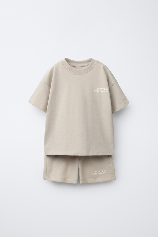 ZARA КОМПЛЕКТ ФУТБОЛКА И ШОРТЫ С НАДПИСЬЮ, ЗЕМЛЯНОЙ