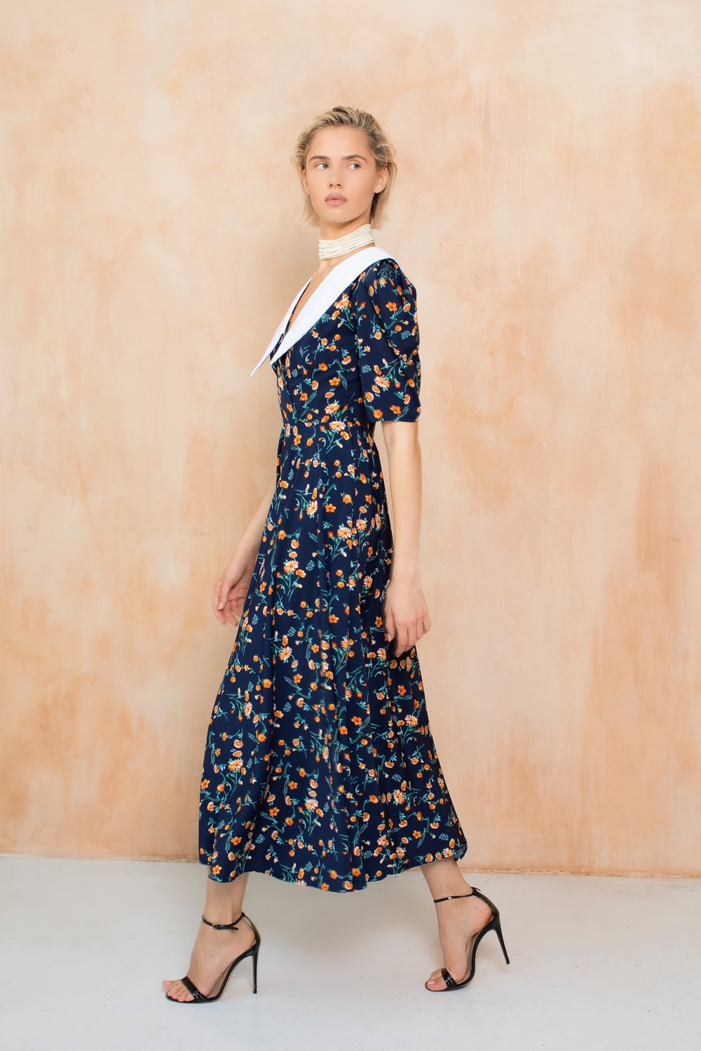 Платье с белым воротников