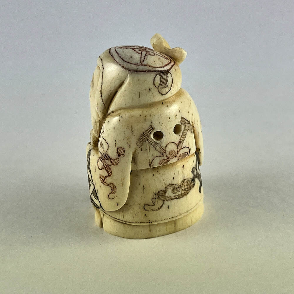 Статуэтка нэцкэ Фукурокудзю с посохом и корзиной рыбы