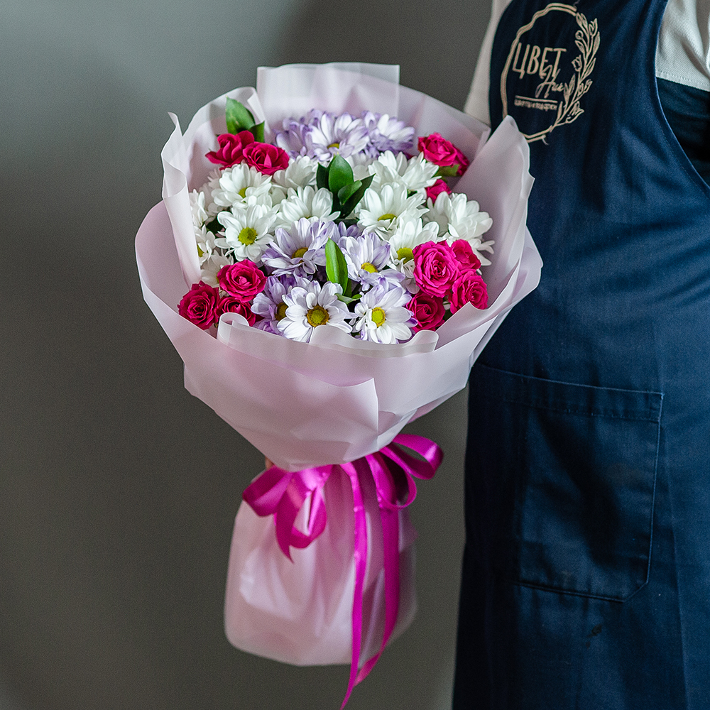 Сборный букет из кустовой хризантемы и кустовой розы