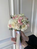 Свадебный букет из одноголовых роз, лизиантуса, диантусов и эвкалипта