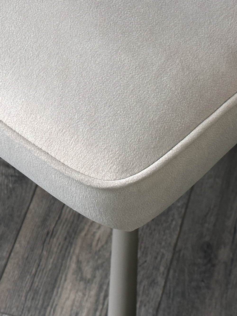 Стул М-City DISAUR Рикард (Rikard) поворотный на 360 градусов, Кремовый Riely-111, Present-120, Шенилл-Велюр, Латте каркас