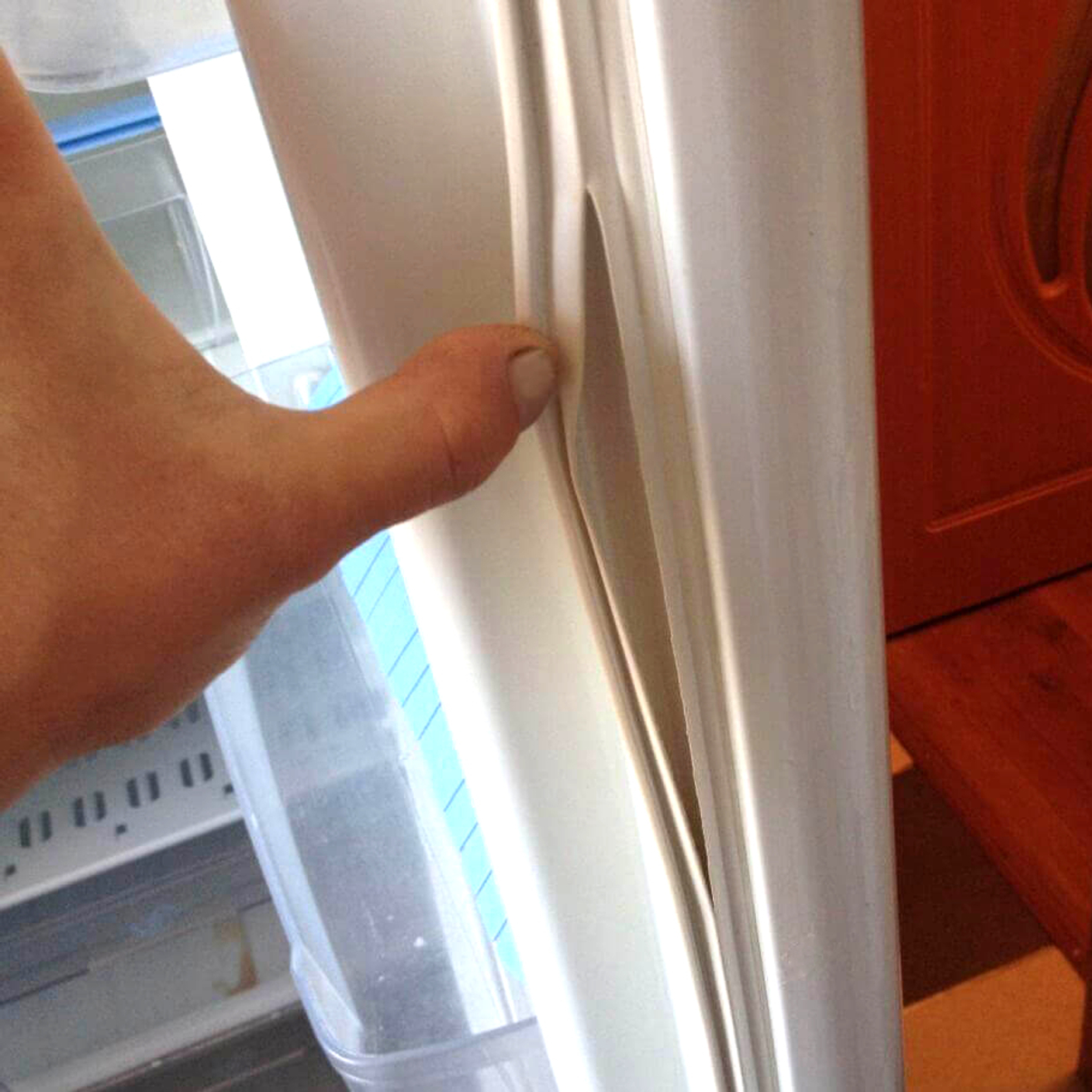 Порвался уплотнитель на двери холодильника.