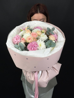 Букет из кустовых роз, диантусов и хризантем