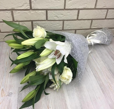 Лилии с розой
