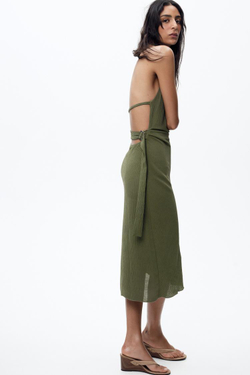 ZARA ПЛАТЬЕ ИЗ РЕЛЬЕФНОЙ ТКАНИ С ГОРЛОВИНОЙ ХАЛТЕР, ЗЕЛЕНЫЙ