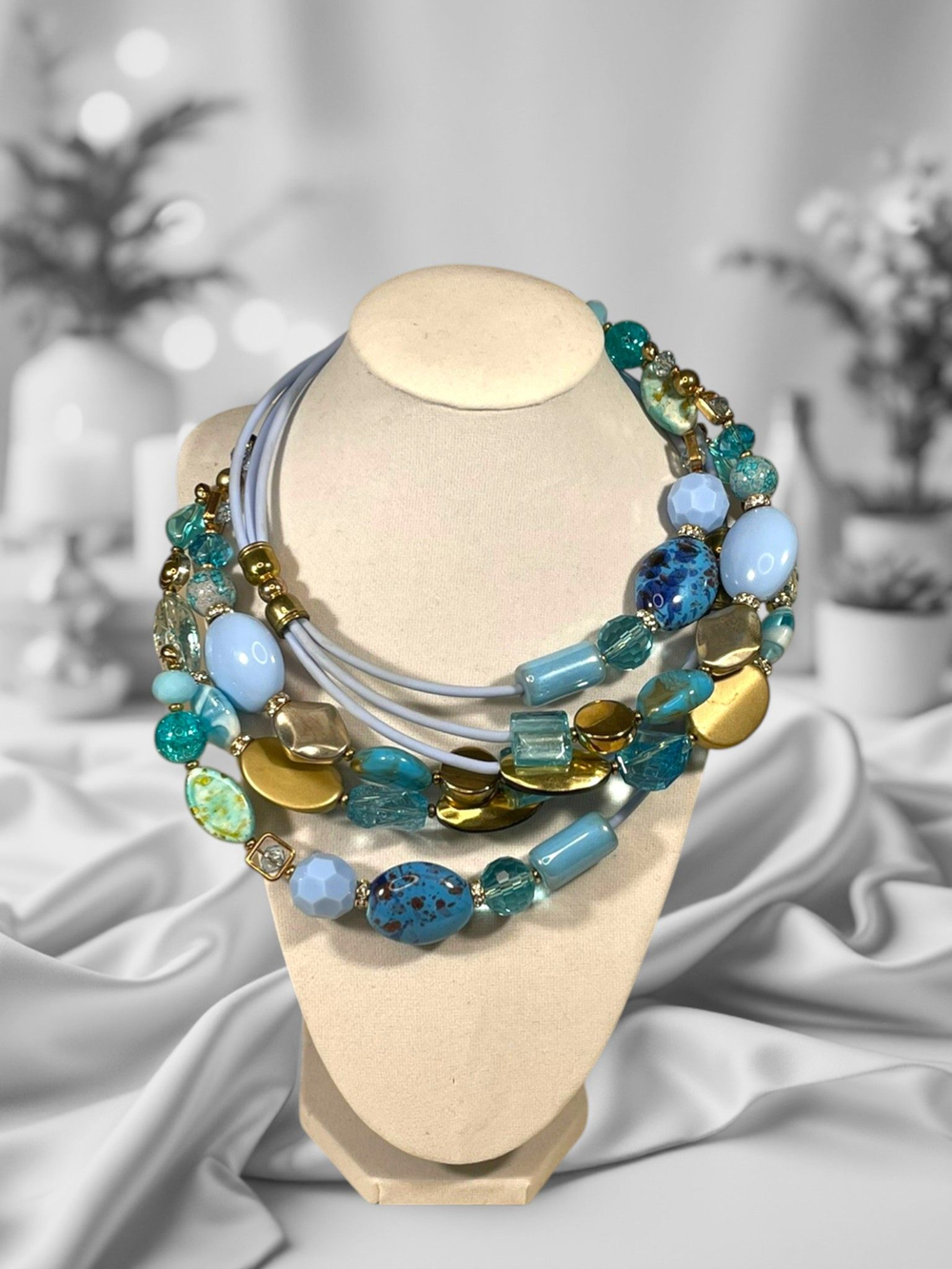 Колье из бусин на проволоке с памятью