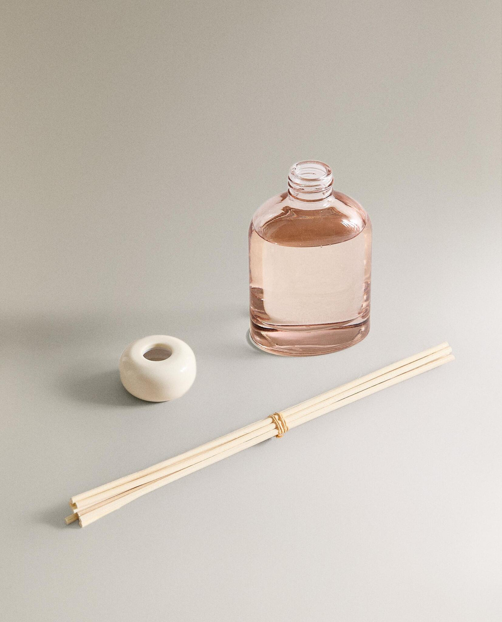 Zara Home MUSKY LILY REED DIFFUSERS — ароматический диффузор с тростниковыми палочками, Мускусный Лилия, 120 мл