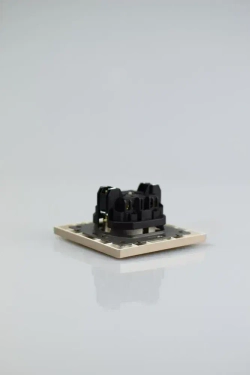 Розетка золото одинарная пластик