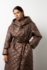 Пальто стеганное с глубоким капюшоном в шоколадном оттенке