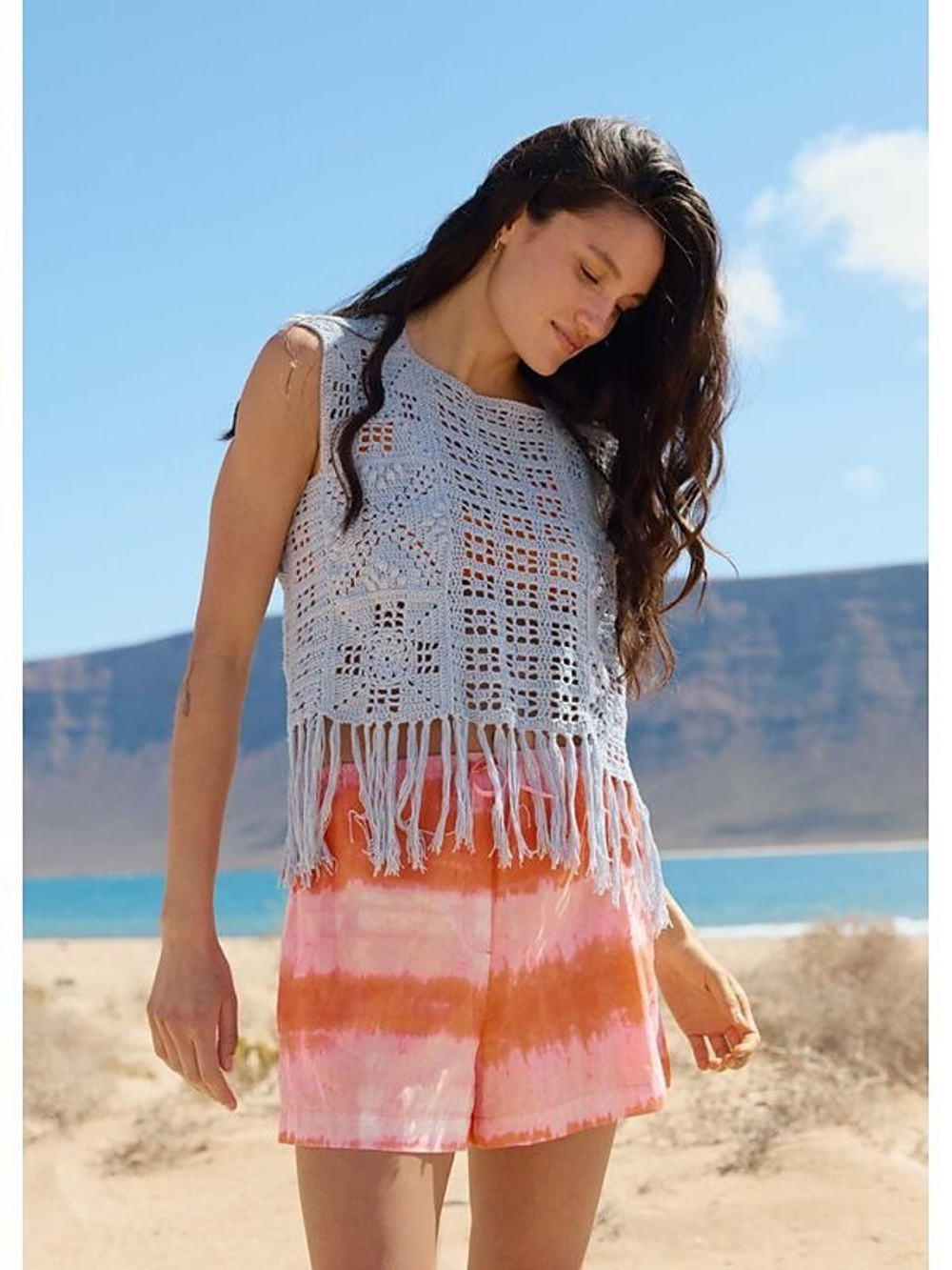 Топ крючком квадратными мотивами и полосами