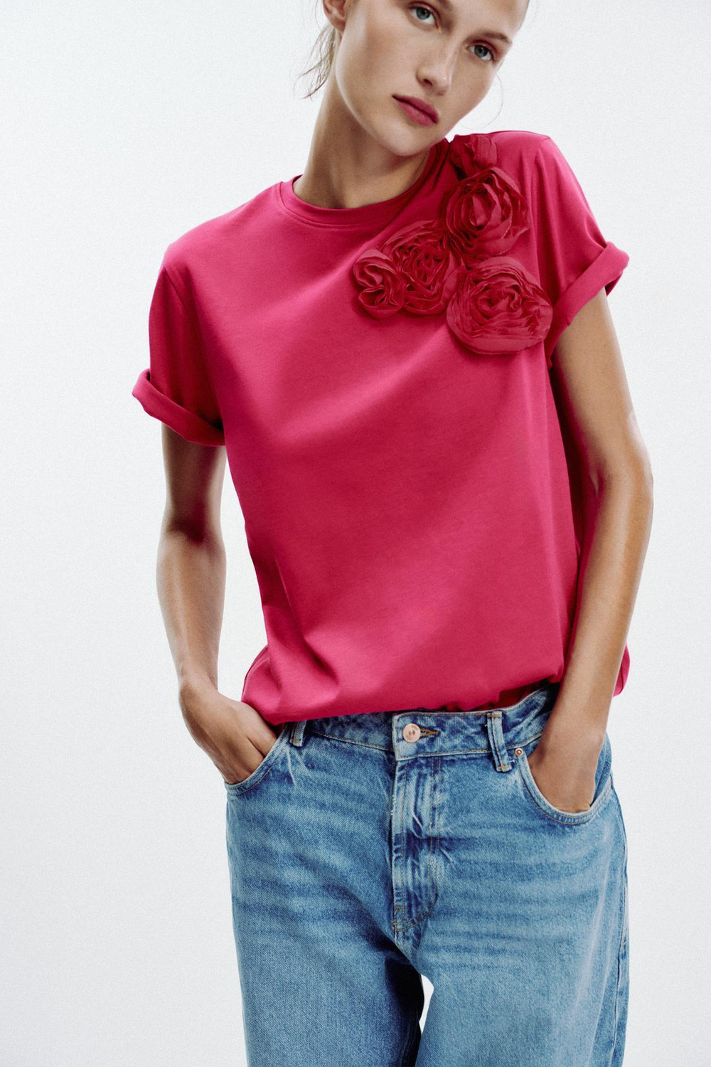 ZARA ФУТБОЛКА С ОБЪЕМНЫМИ ЦВЕТАМИ, ЦВЕТ ФУКСИИ