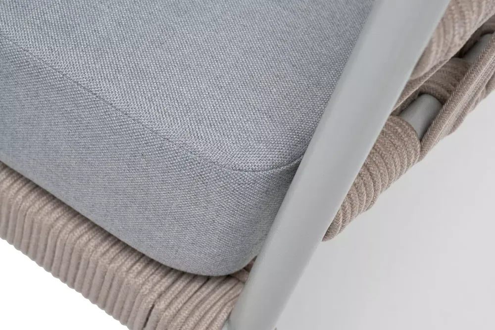 "Диего" кресло плетеное из роупа, каркас алюминий светло-серый (RAL7035) муар, роуп бежевый круглый, ткань светло-серая