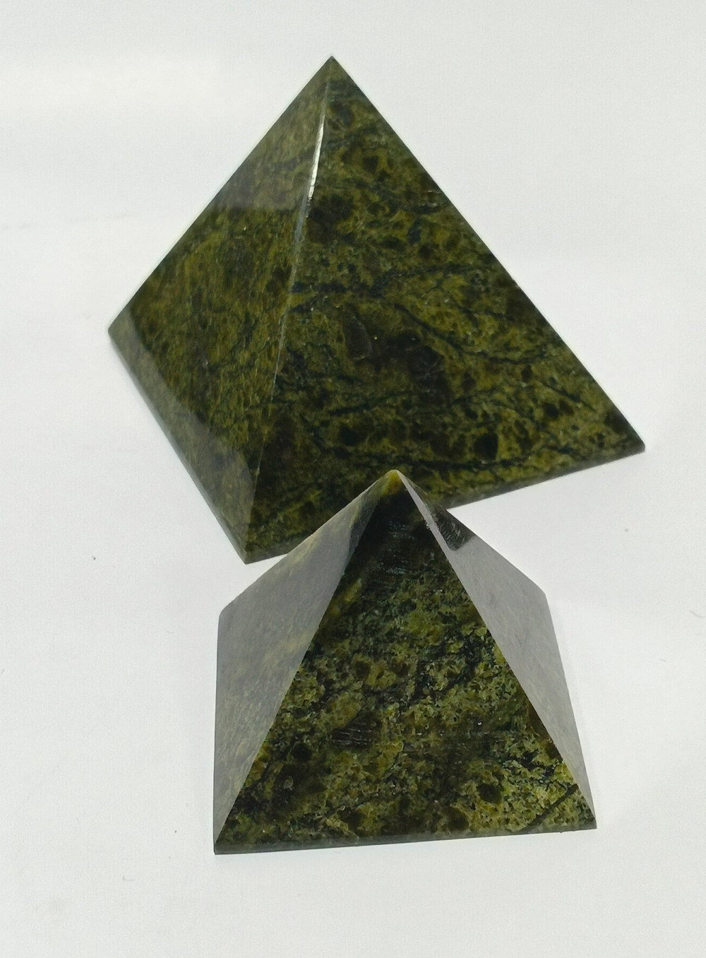 Пирамида из змеевика 65-65-65мм