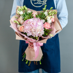 Нежный букет с гортензией и лизиантусами